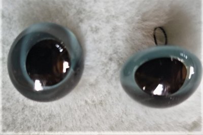 grey glass eyes 4 mm, per pair