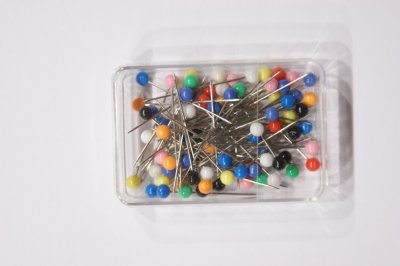 Buntkopfstecknadeln ca. 80 Stück in Plastikdose ca. 32 mm lang